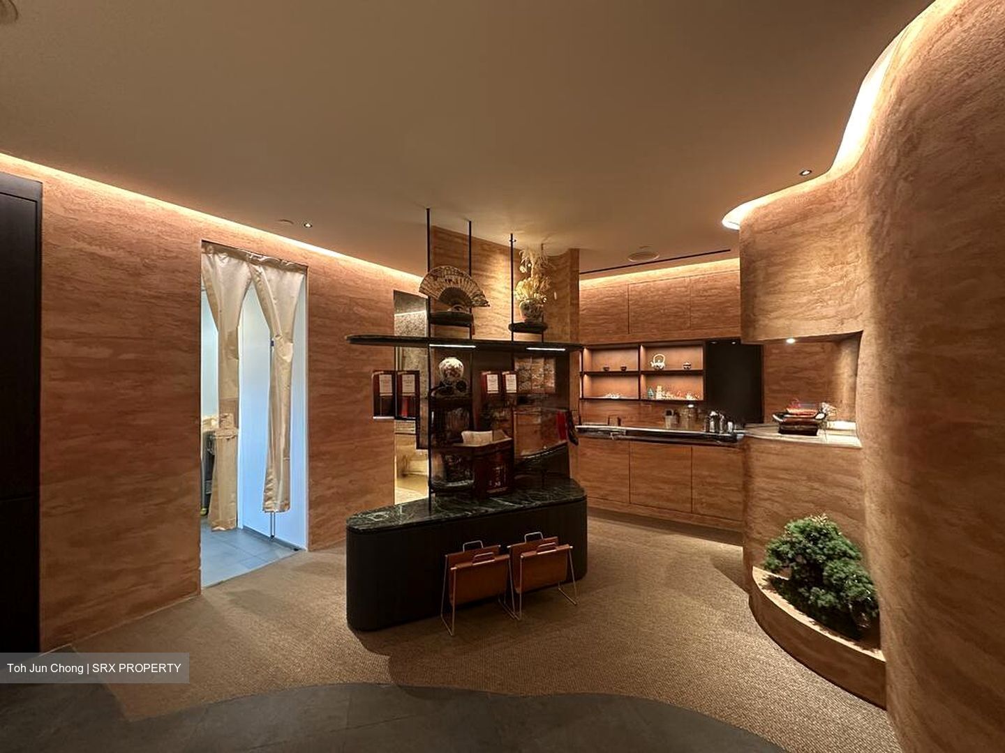 1 Nassim (D10), Retail #525943771